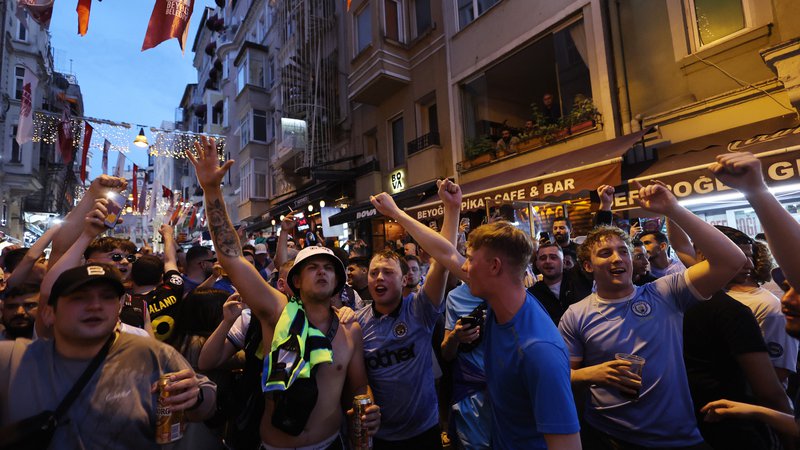 Fotografija: Navijači Manchester Cityja so si dali že sinoči duška v Istanbulu. FOTO: Umit Bektas/Reuters