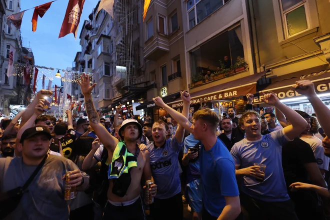 Navijači Manchester Cityja so si dali že sinoči duška v Istanbulu. FOTO: Umit Bektas/Reuters