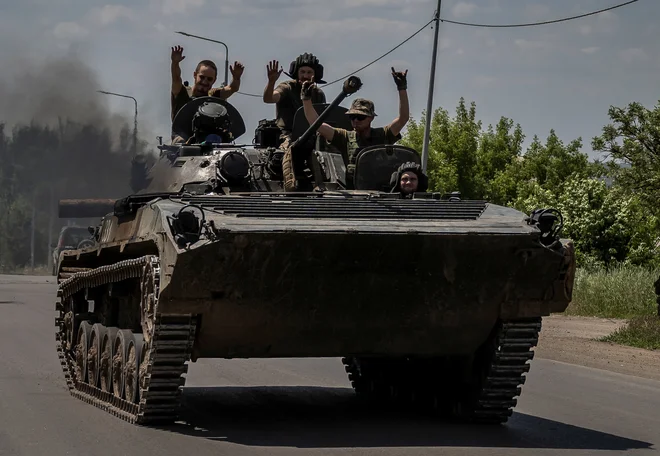 Pripadniki ukrajinske vojske v Bahmutu. FOTO: Viacheslav Ratynskyi/Reuters