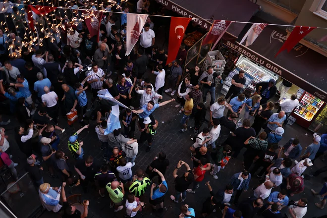 Na istanbulskem trgu Taksim je med navijači obeh finalistov kot v mravljišču. FOTO: Umit Bektaš/Reuters