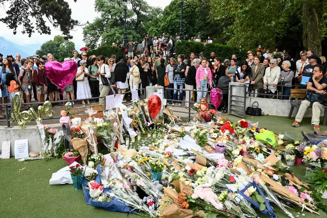 Ljudje so na mestu napada puščali rož in prižigali sveče. FOTO: Olivier Chassignole/Afp