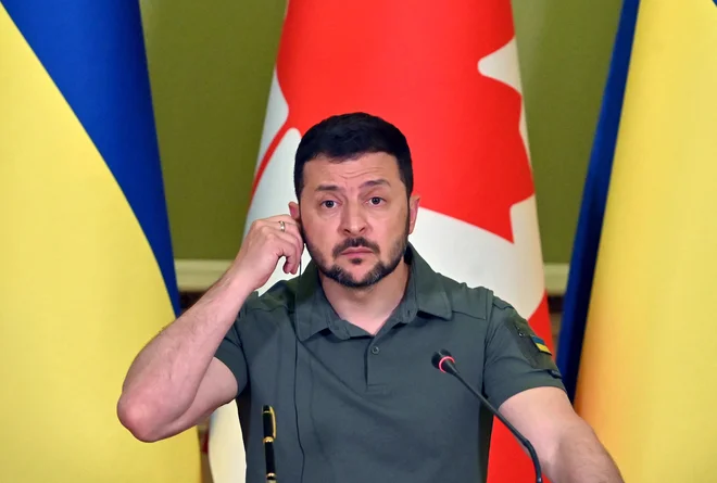 Ukrajinski predsednik Zelenski na skupni tiskovni konferenci s kanadskim premierom po pogovorih v Kijevu 10. junija 2023. FOTO: Sergei Supinsky/Afp