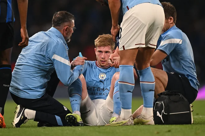 Kevin De Bruyne je moral že v 35. minuti z igrišča. FOTO: Paul Ellis/AFP