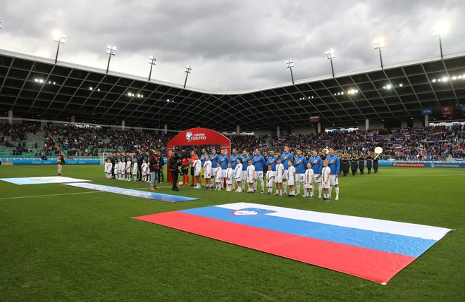 Slovenska nogometna reprezentanca je dobro odprla boj za evropsko prvenstvo v Nemčiji, ki bo v marsičem ločilo nogometno družino v Evropi na uspešno in neuspešno. FOTO: Borut Živulović/Reuters