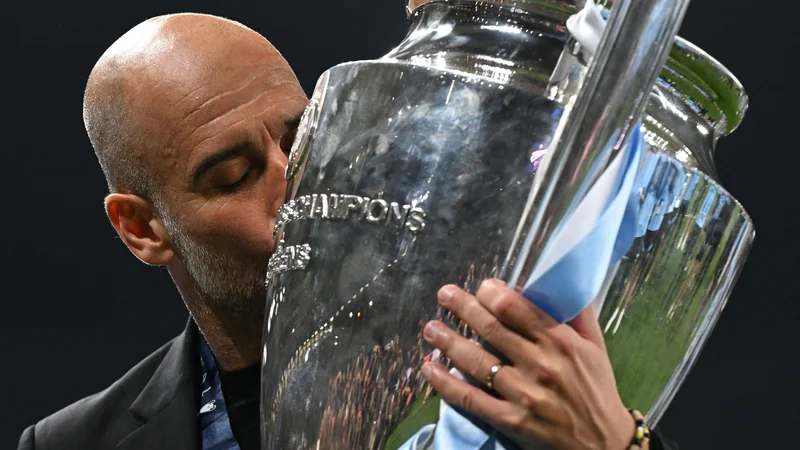 Pep Guardiola je že pri 35 lovorikah, pred njim je le še legendarni sosed in nekdanji tekmec z Old Trafforda Alex Ferguson. FOTO: Paul Ellis/AFP