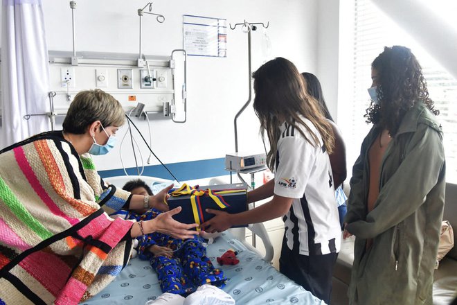 Otroci v bolnišnici, kjer so jih obiskale prva dama Kolumbije in hči predsednika ter predsednik. FOTO: Prensa Presidencial/AFP
