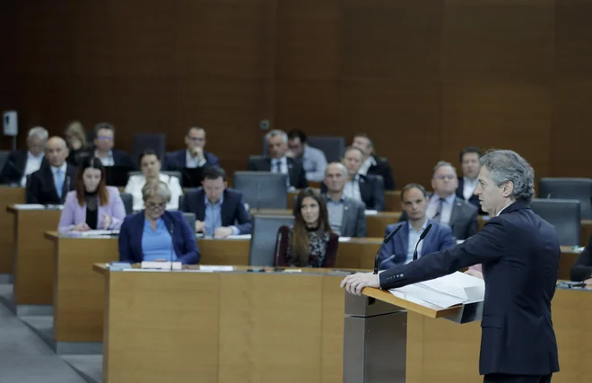 Ob prvi obletnici je delo vlade pozitivno ocenilo 28 odstotkov vprašanih, negativno pa 40 odstotkov. FOTO: Jože Suhadolnik/Delo