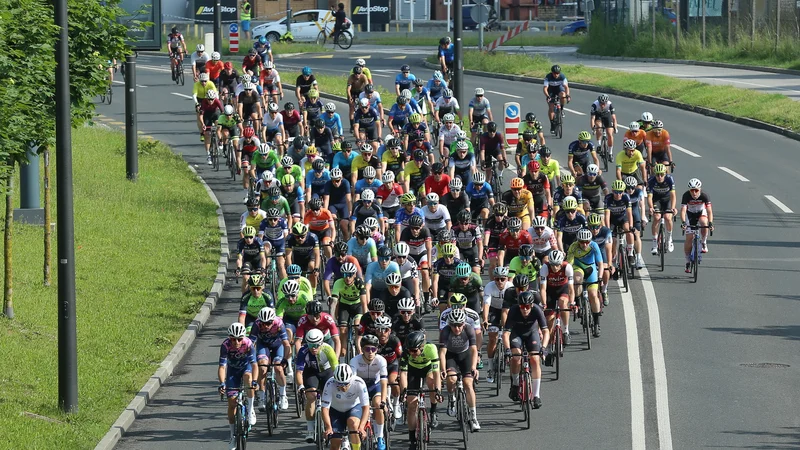 Že prvi kilometri velikega maratona Franja po ljubljanskih ulicah so neizprosno hitri. FOTO: Jože Suhadolnik