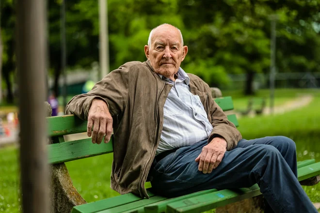 »Izid monografije o Makaluju, ki je zelo zanimiva zaradi širokega multidisciplinarnega pristopa, so sicer načrtovali za moj rojstni dan, vendar pa malo več kot dober mesec zamude najbrž ne bo,« je povedal prof. dr. Jurij Kunaver. FOTO: Črt Piksi/Delo