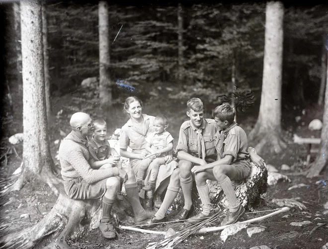 Znamenita fotografija družine Kunaver iz Kamniške Bistrice, verjetno med letoma 1938 in 1940. Na fotografiji je oče Pavel v naročju z Jurijem, mama Henrieta v naročju z Alešem ter starejša brata Beno in Mitja. FOTO: osebni arhiv