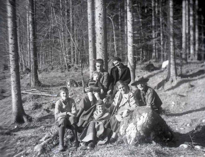 Slika iz Kamniške Bistrice, s starejšima bratoma in mamo, dveletni Jurij Kunaver je v naročju strica Zdenka Počkarja, zraven je teta Melita Pirc Počkar. FOTO: osebni arhiv