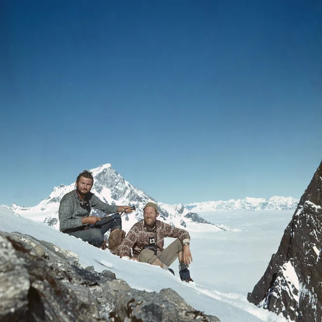 Botanik dr. Tone Wraber in geomorfolog dr. Jurij Kunaver na odpravi na Makalu leta 1972, na sedlu Činama La, na višini 5200 metrov, v ozadju je pogorje Kangdčendzenge. FOTO: osebni arhiv