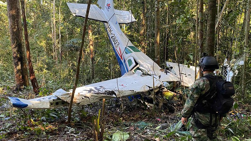 Fotografija: Dva tedna po strmoglavljenju, 16. maja, je iskalna ekipa našla letalo v gostem deževnem gozdu in izvlekla trupla treh odraslih na krovu, majhnih otrok pa ni bilo nikjer. FOTO: AFP