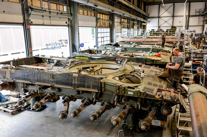 Nemški tehniki v podjetju Rheinmetall v Unterlüssu na severu države sestavljajo leoparde. FOTO: Axel Heimken/AFP