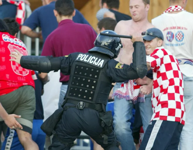 Kranj takšnih neredov kot ob finalu EP v vaterpolu 2003 še ni doživel. FOTO::Matej Družnik/Delo
