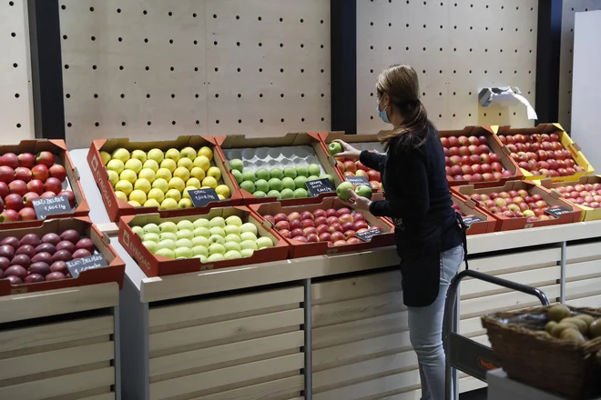 Kupcu je treba privzgojiti večjo zavezanost slovenskim pridelkom. FOTO: Leon Vidic/Delo