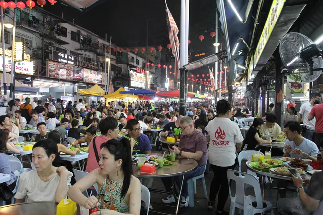 Malezija je znana po bogati kulturi ulične hrane in po njej najbolj slovi ulica Džalan Alor v Kuala Lumpurju. FOTO: Barbara Zimic