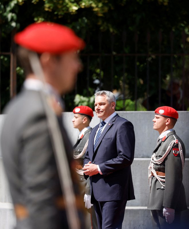Karl Nehammer je na čelu avstrijske vlade od leta 2021. FOTO: Leonhard Foeger/Reuters
