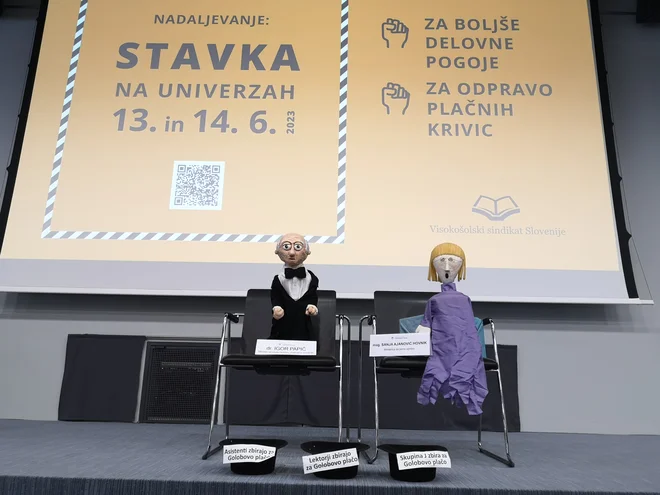 Ministra se shoda nista udeležila, so pa stavkajoči na shodu na stol posedli lutki obeh ministrov in svoje zgodbe povedali pred njima. FOTO: Dejan Javornik/Slovenske novice