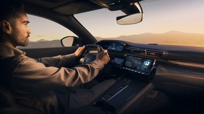 Če sediš za volanom novega Peugeota 508, si v vozniških nebesih. Kombinacija naprednih tehnologij se tam sreča z izjemno ergonomijo, ki jo lahko zagotovi le inovativni Peugeot i-Cockpit®. Ne le, da zagotavlja vrhunsko vozniško izkušnjo, ampak z izpiljeno funkcionalnostjo močno prispeva tudi k varnosti. FOTO: Peugeot