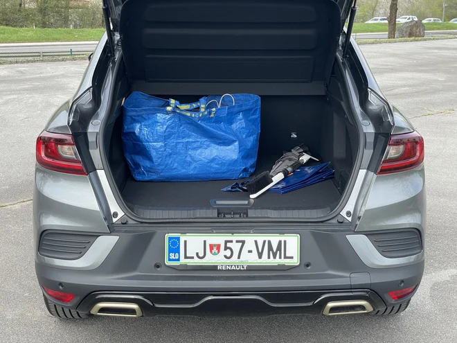 V hibridni različici je zadaj za 480 litrov prostora. FOTO: Blaž Kondža