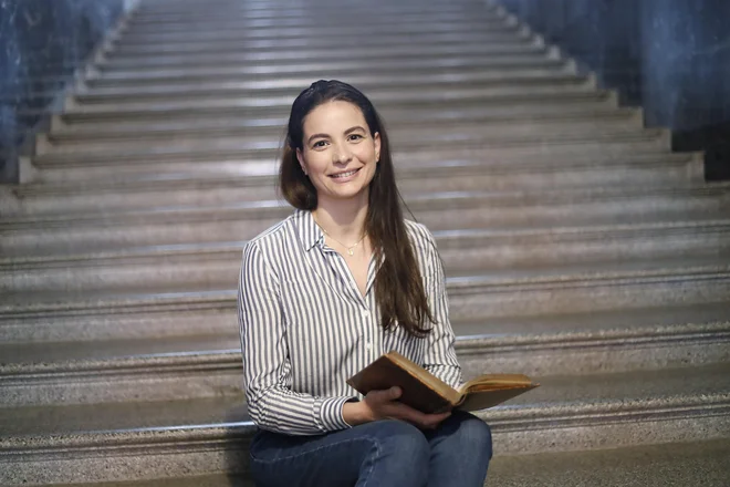 Dr. Floriana Coppola je s kolegi razvila model datiranja papirja z negotovostjo le dve leti. FOTO: Leon Vidic

 