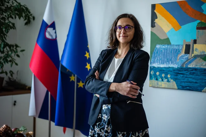 Tina Seršen, državna sekretarka za energetiko, se je znašla v glavni vlogi afere z balkonskimi solarnimi paneli, v stranskih vlogah pa sta njen mož Andrejn in svak Marko. FOTO: Črt Piksi/Delo