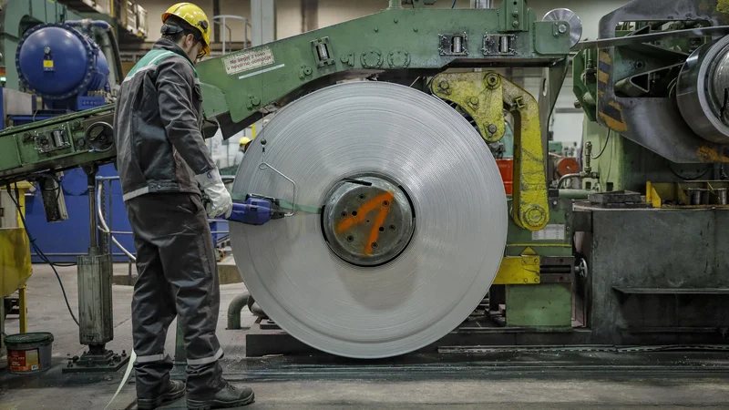 Fotografija: Slovenska industrijska proizvodnja se krči, na fotografiji prizor iz Taluma. FOTO: Jože Suhadolnik/Delo