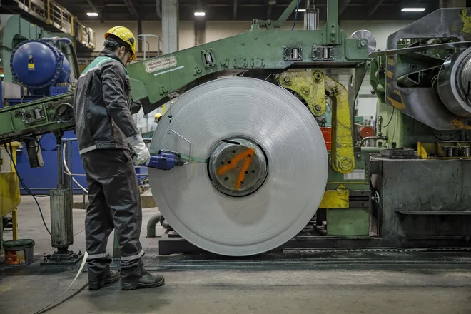 Slovenska industrijska proizvodnja se krči, na fotografiji prizor iz Taluma. FOTO: Jože Suhadolnik/Delo