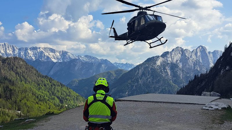 Fotografija: S Prisojnika v Julijskih Alpah so letos že reševali pogumneža v športnih copatih. FOTO: GRZS