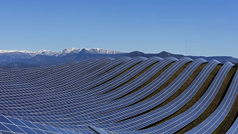 Fotografija: Investitorji so v državah EU lani namestili 41,4 gigavata novih sončnih elektrarn, veliko večino potrebnih delov pa so zgradili Kitajci. FOTO: Jean-Paul Pelissier/Reuters