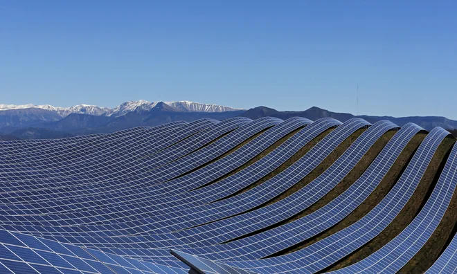 Investitorji so v državah EU lani namestili 41,4 gigavata novih sončnih elektrarn, veliko večino potrebnih delov pa so zgradili Kitajci. FOTO: Jean-Paul Pelissier/Reuters