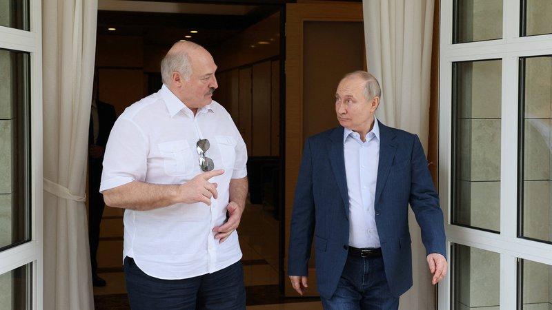 Fotografija: Beloruski predsednik Aleksander Lukašenko med pogovorom z ruskim voditeljem Vladimirjem Putinov pred tednom dni v Sočiju.

FOTO: Gavril Grigorov/Reuters