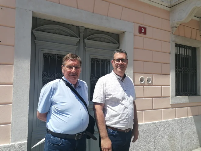 Koprski župan Aleš Bržan in predsednik županove komisije za spremljanje gradnje drugega tira sta opozorila na ranljivost istrskega vodnega vira. FOTO: Nataša Čepar/Delo