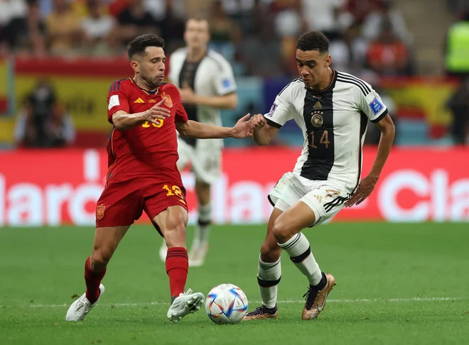 Jordi Alba (v akciji proti nemškemu reprezentantu Jamalu Musiali) je že več kot desetletje med udarnimi aduti španske selekcije. FOTO: Matthew Childs/Reuters