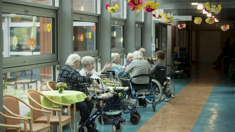 Fotografija: Obliki nasilja nad starejšimi sta tudi sistemsko neurejeno institucionalno varstvo in dolgotrajna oskrba, opozarja Anita Caruso, predsednica združenja Srebrna nit. Fotografija je simbolična. FOTO: Jure Eržen/Delo
