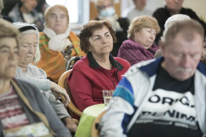 Starejši so diskriminirani tudi zaradi visokih cen zdravstvenih storitev oziroma doplačil, pa naj bo to pri zobni protetiki, slušnih aparatih, pripomočkih za inkontinenco, pri storitvah mobilnosti ... FOTO: Jure Eržen/Delo