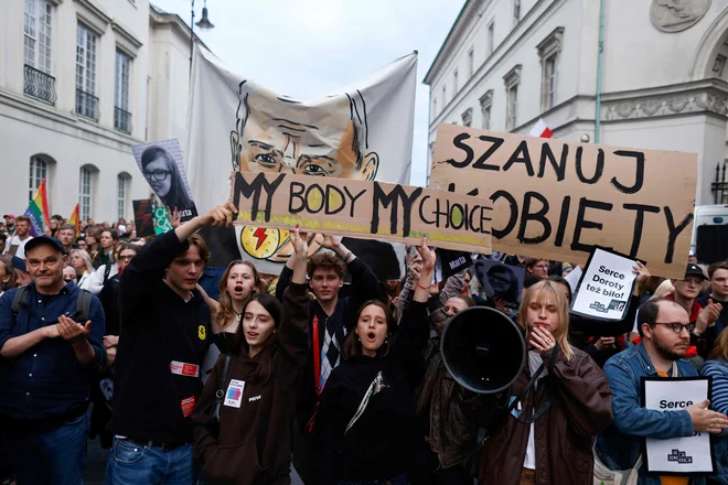 Demonstranti so med drugim nosili plakate z napisi: »Želimo roditi, ne umreti« in »Želimo zdravnike, ne misijonarjev«, »Moje telo, moje odločitve«. FOTO: Wojtek Radwanski/AFP