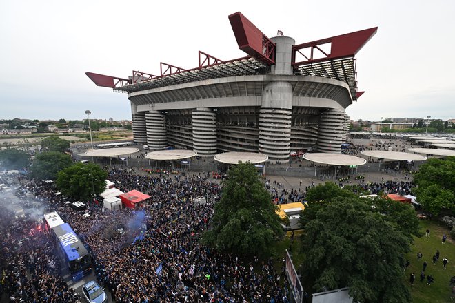 Prizor izpred tekme med Interjem in Milanom v italijanskem prvenstvu. FOTO: Daniele Mascolo/Reuters