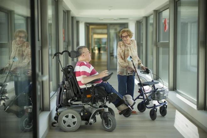 Obliki nasilja nad starejšimi sta tudi sistemsko neurejeno institucionalno varstvo in dolgotrajna oskrba. FOTO: Jure Eržen/Delo