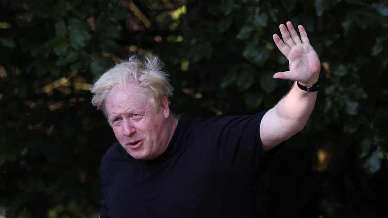 Fotografija: Kljub odstopu številni britanski komentatorji in mediji dvomijo, da se Johnson resnično umika iz politike. FOTO: Toby Melville/Reuters