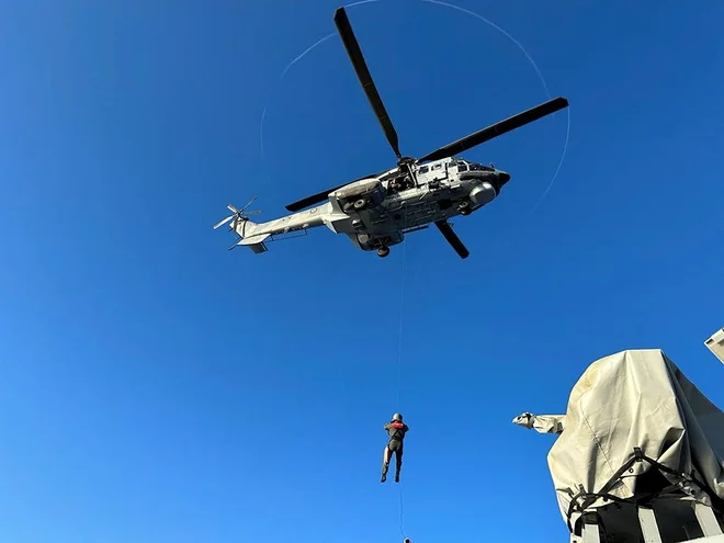Območje zahodno od polotoka Peloponez, kjer je potonila ladja, preiskujeta dva patruljna čolna, pa tudi helikopter in šest drugih ladij. FOTO: Reuters