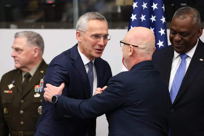 Generalni sekretar Nata Jens Stoltenberg med pozdravom z ukrajinskim obrambnim ministrom Oleksejem Reznikovom in ameriškim kolegom ­Lloydom Austinom- FOTO:  Simon Wohlfahrt/AFP