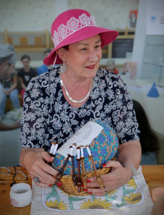 Klekljarica na Festivalu idrijske čipka leta 2018. FOTO: Jože Suhadolnik/Delo