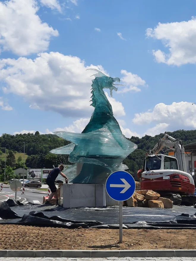 Zmaja, ki je po legendi živel v Kozjem, imajo tudi v občinskem grbu. FOTO: Mojca Volavšek