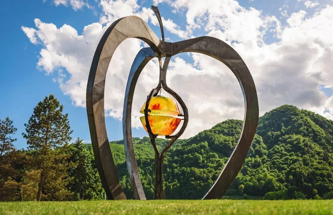 Tudi skulpturo kozjanskega jabolka je oblikoval steklar Mitja Lukanc. FOTO: Mojca Valenčak/občina Kozje