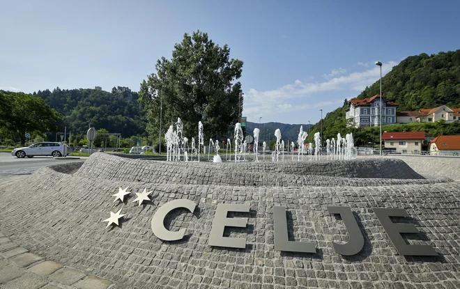 Lokalne skupnosti krožiščem dajejo bistveno večjo simbolno vrednost, kot jo imajo. FOTO: Jože Suhadolnik
