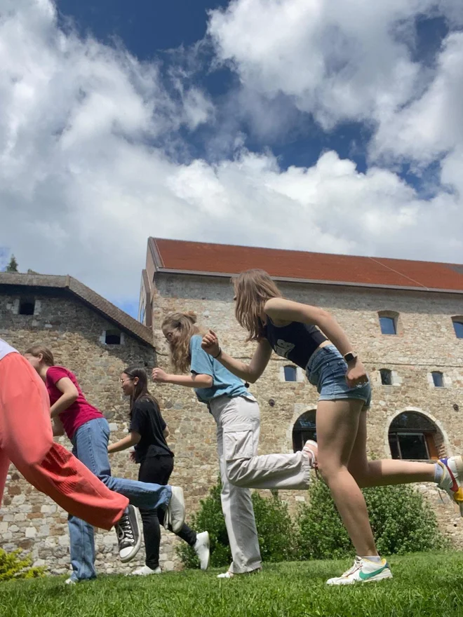 Eden od izzivov je bil prikaz športa na naravni podlagi, profesorji športne vzgoje pa so morali po fotografijah ugotoviti, kateri šport so dijaki izvajali. FOTO: arhiv Gimnazije Vič