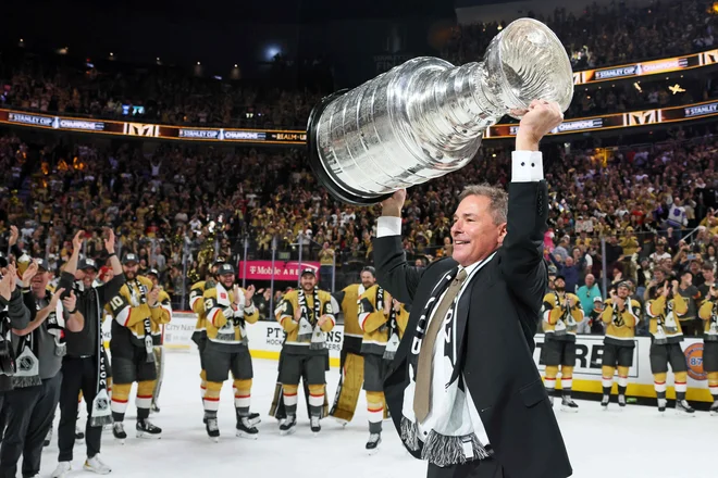 Bruce Cassidy je bil pred letom odpuščen v Bostonu, v sredo pa v Las Vegasu prvič dvignil Stanleyjev pokal. FOTO: Bruce Bennett/AFP