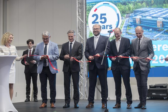 Podjetje Bosch Rexroth, eden izmed vodilnih svetovnih dobaviteljev pogonskih in krmilnih tehnologij, bo z otvoritvijo nove tovarne na Brniku ustvarilo 120 delovnih mest. FOTO: Leon Vidic/Delo